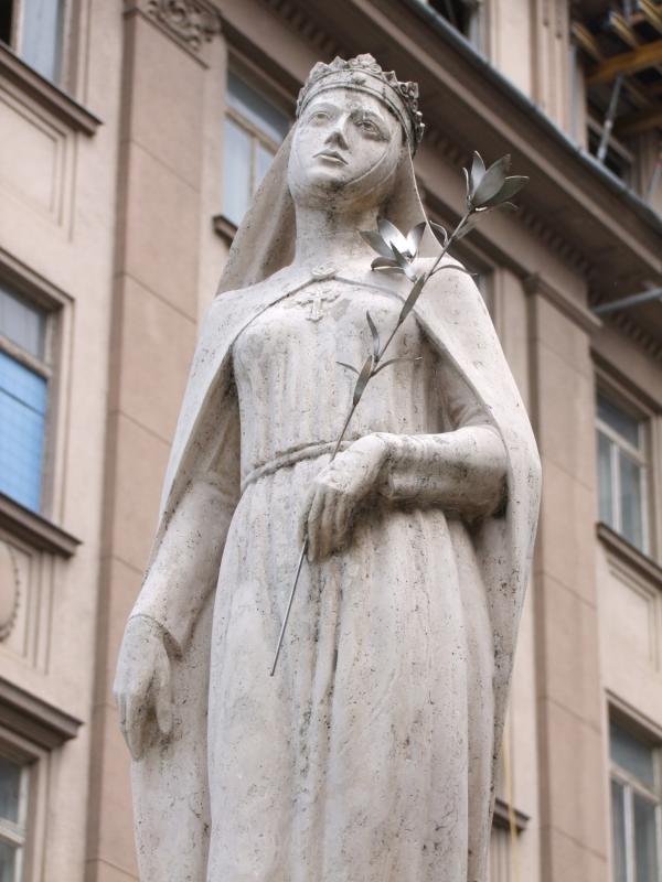 A szobrot 2002. szeptember 15-én avatták, Belváros-Lipótváros és a Lengyel Kisebbségi Önkormányzat állíttatta a belvárosi templom mellett. Alkotója Tóth Dávid