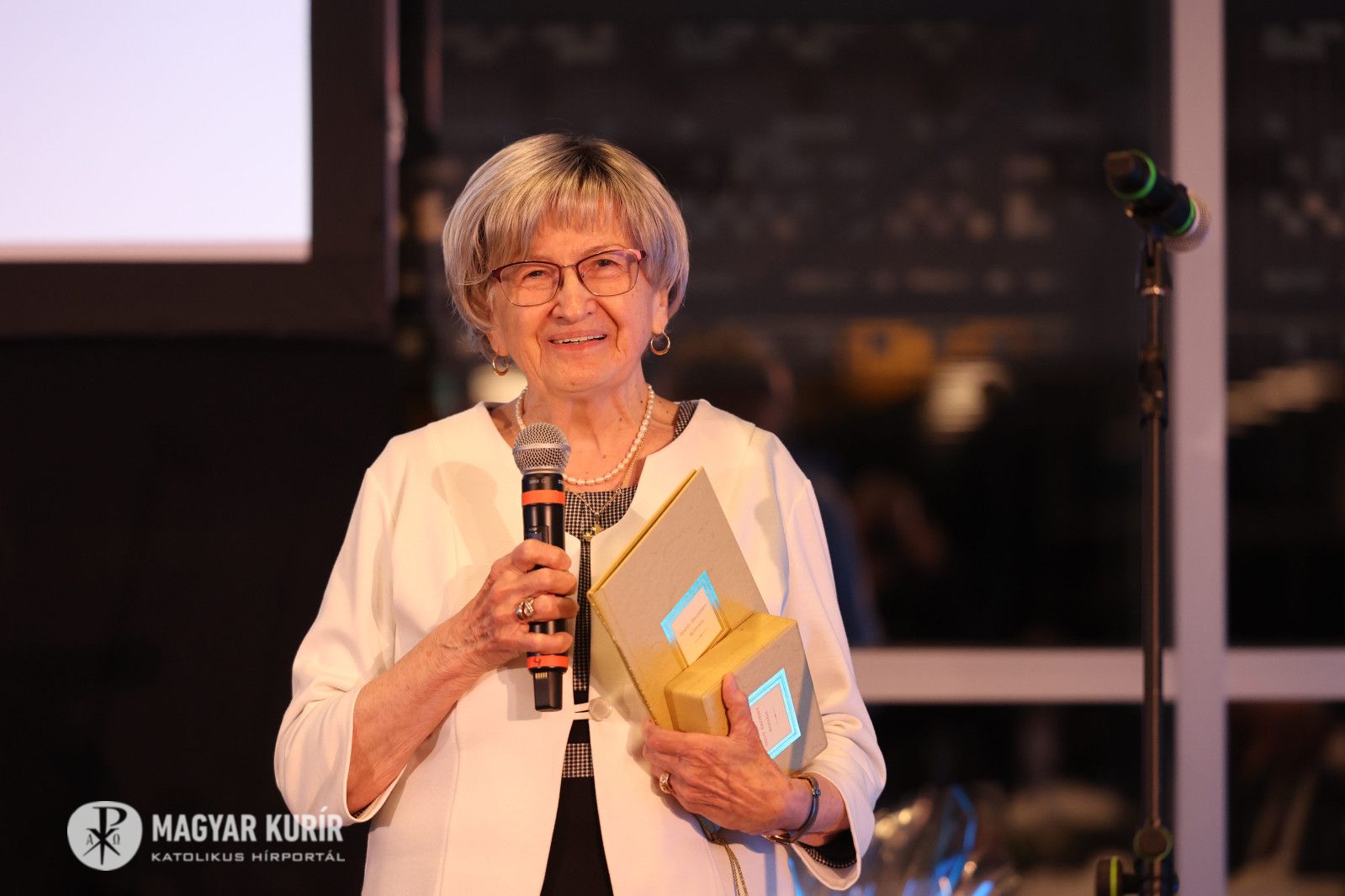 {{!ML!HU:2025 díjazottja:  Kuti Sándorné Dr. Kovács Mária a kiskunhalasi alsóvárosi plébánia karitászcsoportjának vezetője}}